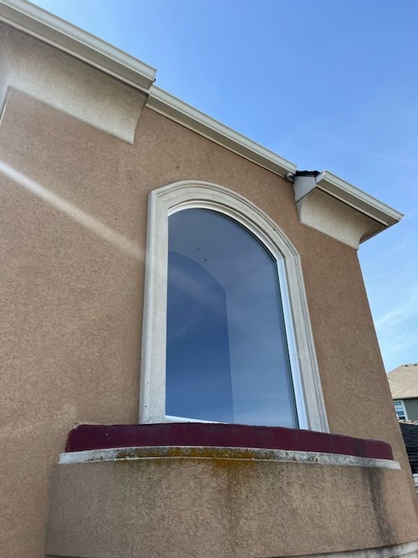 Two-story stucco home in Kennewick before and after soft washing (before)